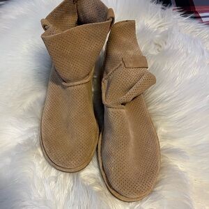 Ladies Uggs, size 9. New without box. Never worn